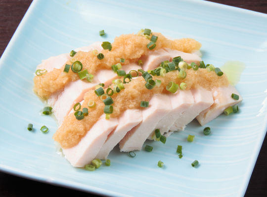 蒸し鶏の特製生姜ネギソース